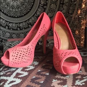 In really good condition like new pink heels